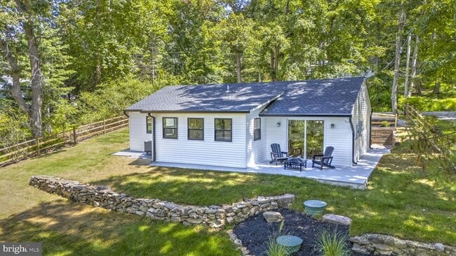 Building Photo - 440 Redbud Ln