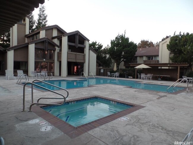 Building Photo - Upgraded 2 bedroom condo in a gated commun...
