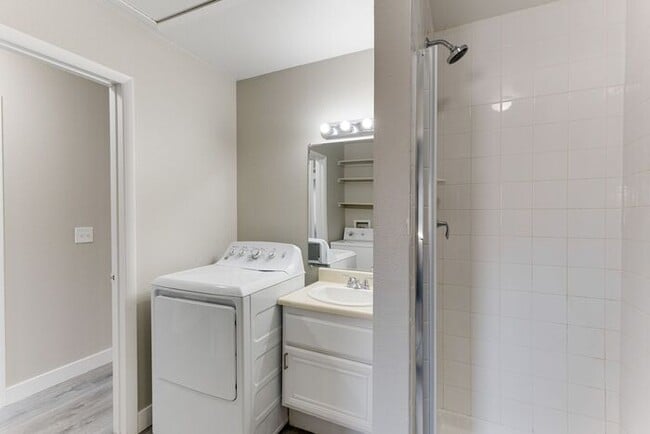 Building Photo - Charming Upstairs Condo with Dual Balconies & Spacious Layout!
