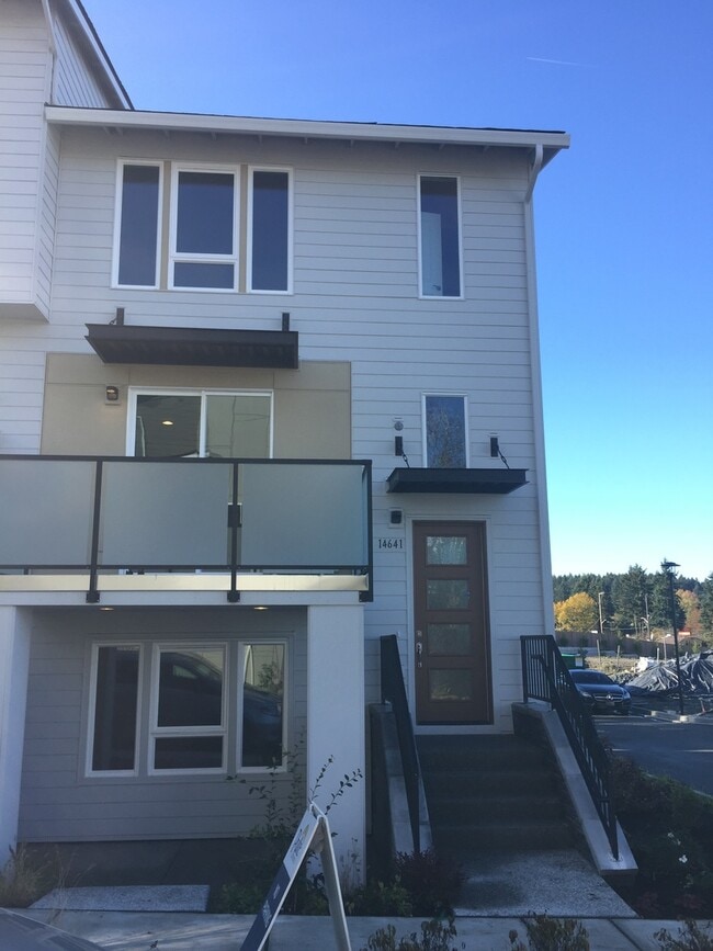 Building Photo - Newer Townhouse in Lake Forest Park!