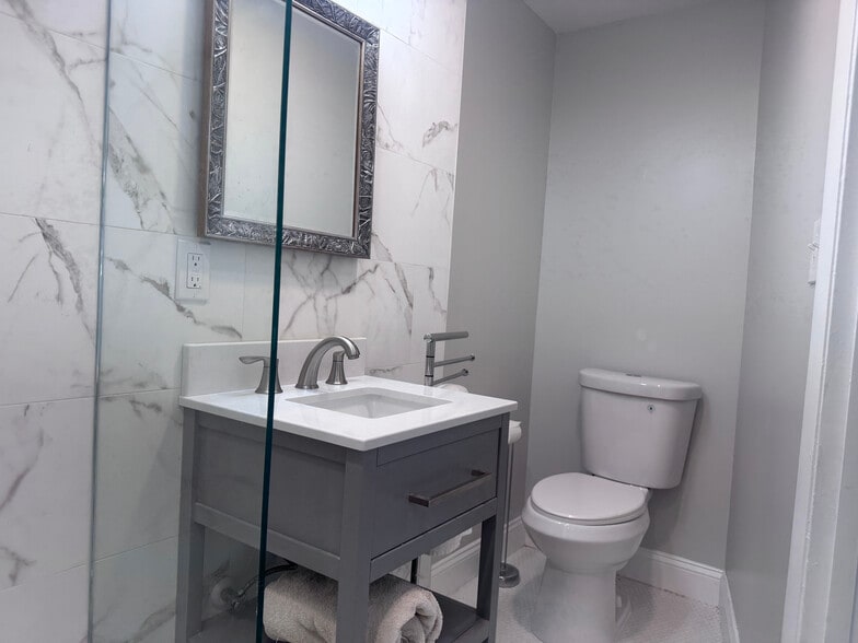 Guest bathroom - 11 Zamora St