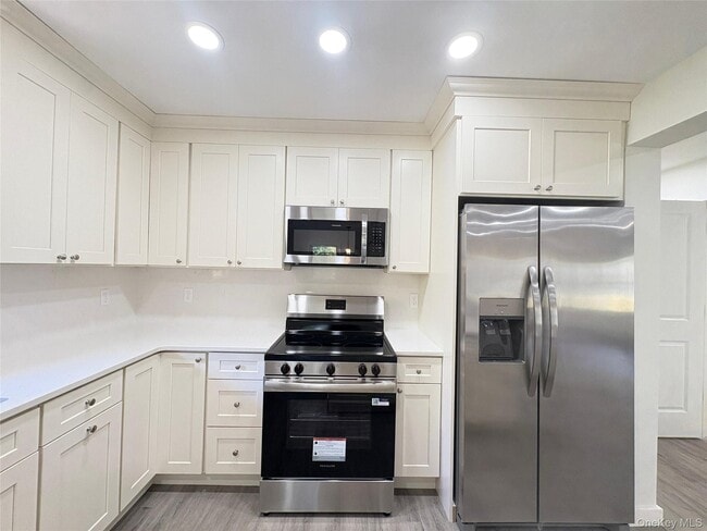 Building Photo - 27 Floral Dr