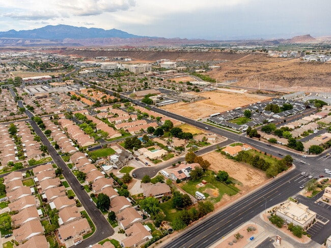 Building Photo - "Spacious 4-Bedroom, 4.5 Bathroom 4792 sq. ft. Retreat with Scenic Views and Cozy Fireplace in St...
