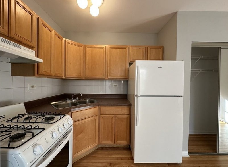 Building Photo - 914 W Dakin St