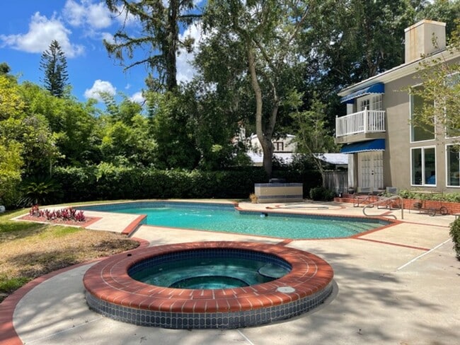 Building Photo - Winter Park Pool Home on half acre lot, st...