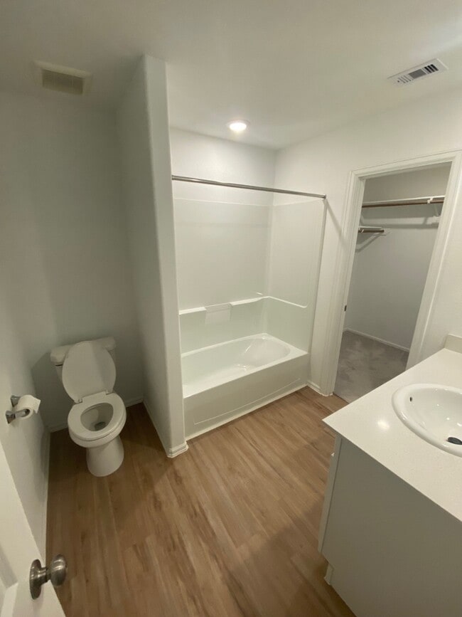 Building Photo - 1411 Las Cuevas Dr