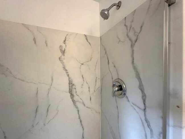 Building Photo - Welcome Home: Cozy 3BR/2BA Lake Holiday Retreat