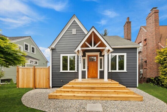 Building Photo - Gorgeous Remodeled West Seattle Craftsman w/ Air Conditioning