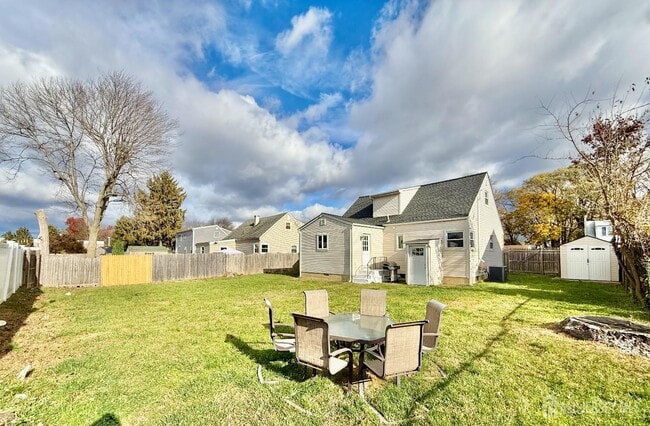 Building Photo - 33 Windsor Dr