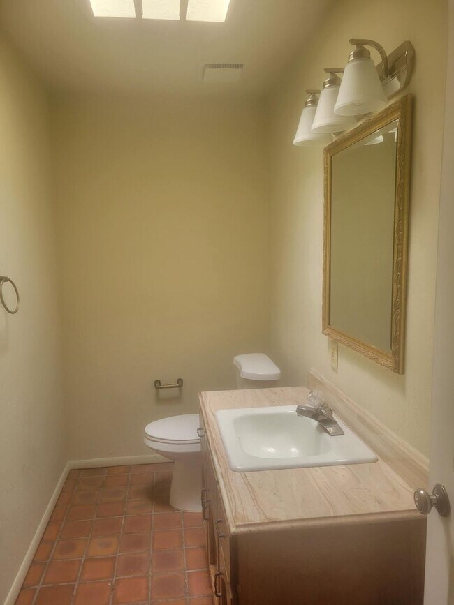 Building Photo - 3 Bed 2.5 Bath Spanish Style Home