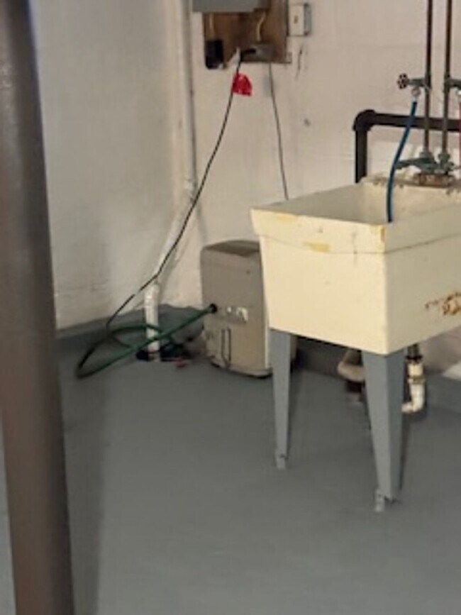 Building Photo - Cute 1 Bedroom with Basement