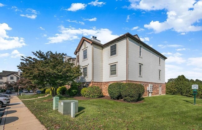 Building Photo - Well maintained condo in established Frederick neighborhood available mid April!