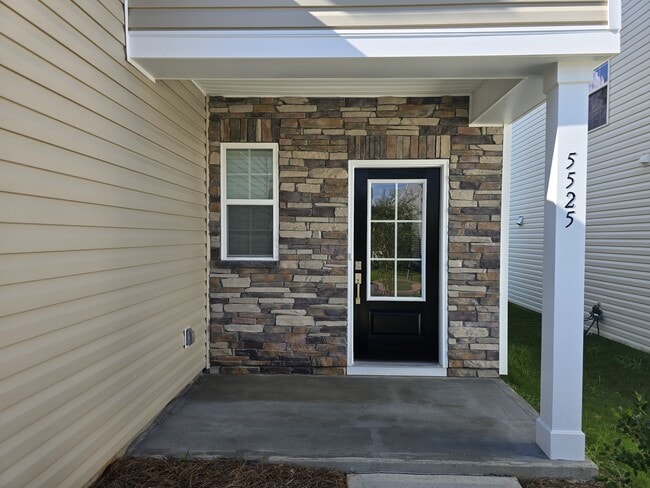 Building Photo - 5525 Hydrangea St
