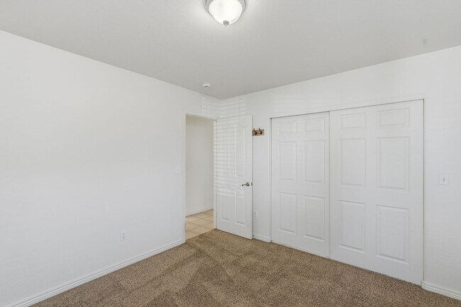 Building Photo - Four beds! Gilbert Location!