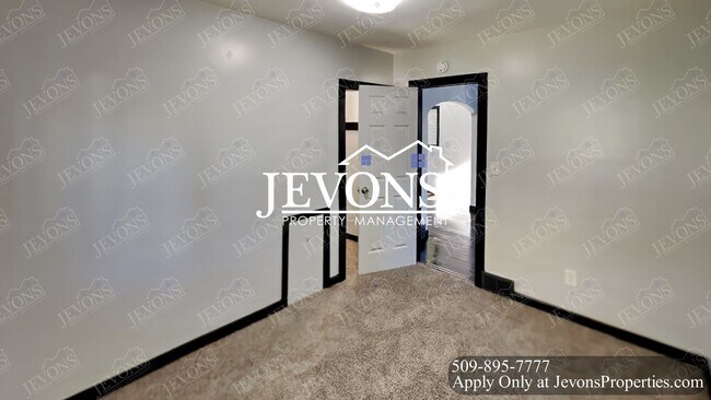 Building Photo - Embrace the cozy charms of this single-family home in Yakima's heart