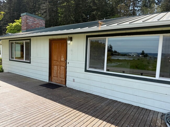 Building Photo - Harrington Lagoon Water View Home!