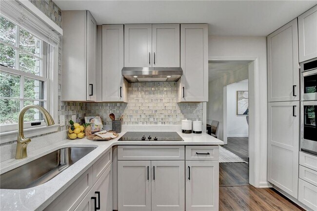 Building Photo - 1450 Cedarhurst Dr