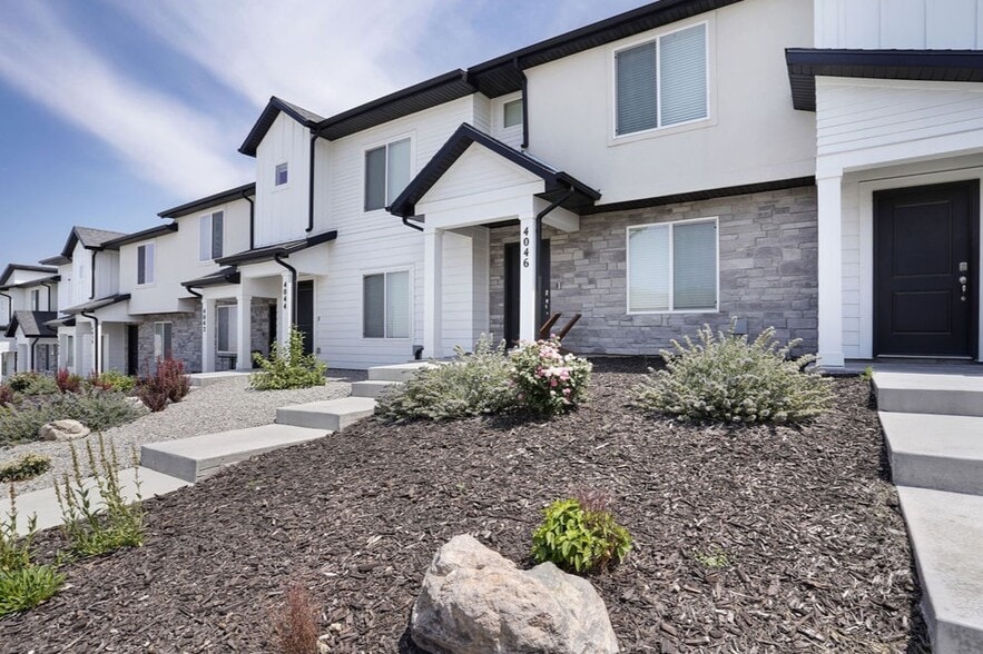 EXTERIOR | LITTLE VALLEY TOWNHOMES - Little Valley Townhomes