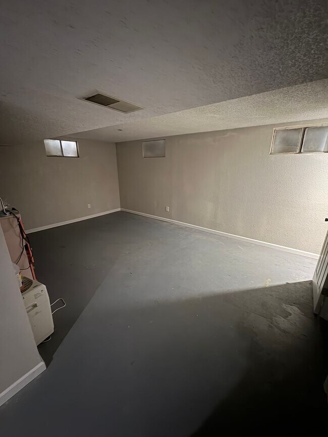 Building Photo - 3 Bed 1 Bath Updated Single Family home