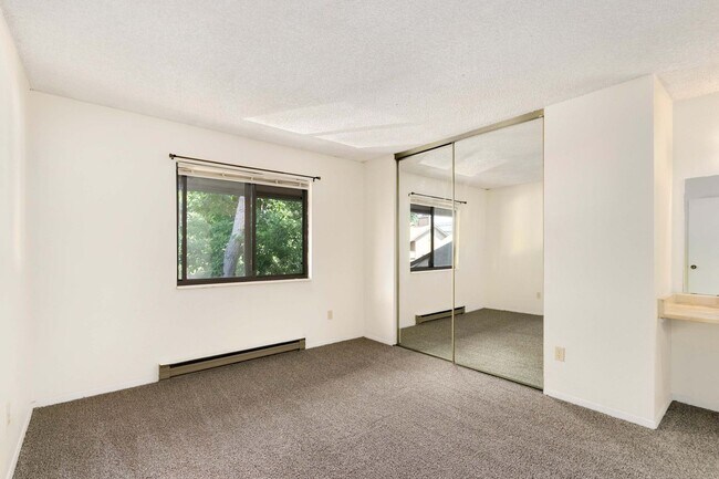 Building Photo - Great Condo near CSU