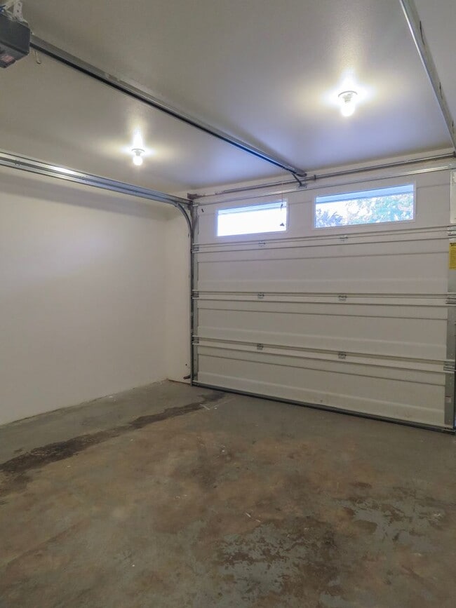 Building Photo - Newberg- 3 bedroom Duplex Available Soon - Schedule tour now !