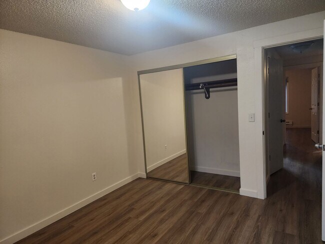 Building Photo - 903 Filbert Ct