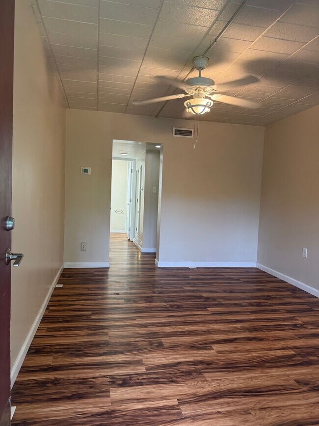 Building Photo - Knoxville 37919 - 1 bedroom, 1 bath Apartment on main floor with no steps - Mac Tobler (865) 755-...