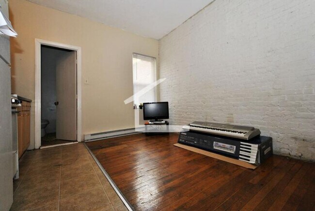 Building Photo - 9/1 No Fee! Charming 2BR apartment in Mission Hill!