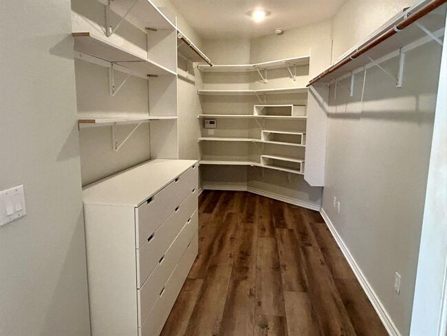 Building Photo - 121 Post Oak Ln