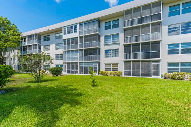 Building Photo - 2800 N Palm Aire Dr