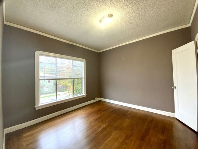 Building Photo - Spacious 1BR w/ Bonus Room! Laundry On Site! PRIVATE GARAGE PARKING!