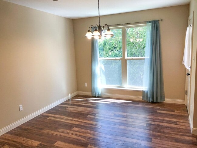 Building Photo - Like-New Ranch Home — 3 Bed / 2 Bath in Fo...