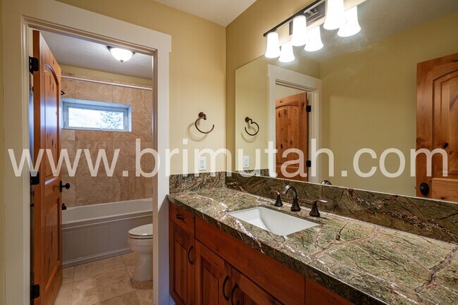 Building Photo - 105 Young Oak Rd