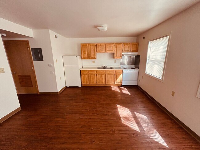 Building Photo - 407 E Maple St