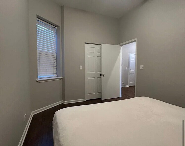 Building Photo - 3232 S Wells St