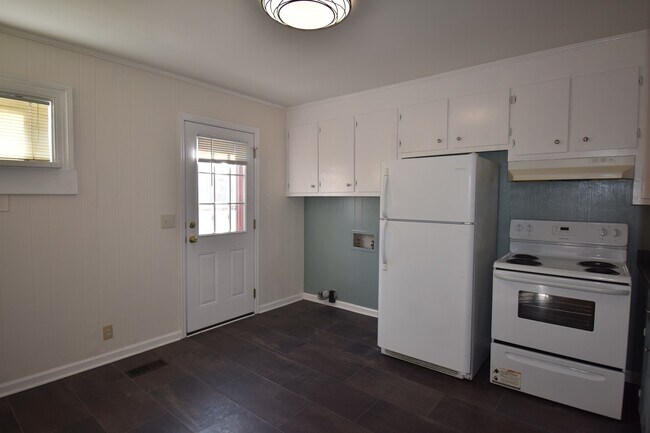 Building Photo - 2 Bedroom Duplex Close to MTSU & Downtown ...