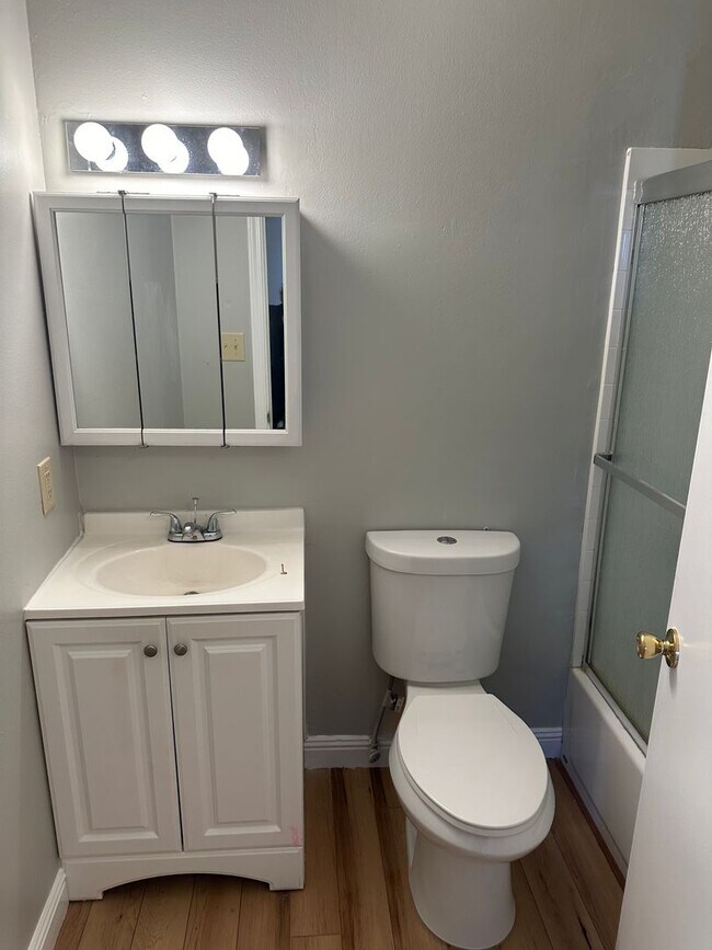 Building Photo - Townhome for Rent! Close to American River College!