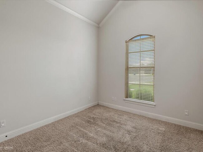 Building Photo - 218 Roanoke Cir