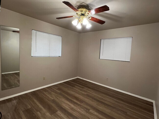 Building Photo - 3 Bedrooms, 1 Bathroom, Brick home , Carpo...