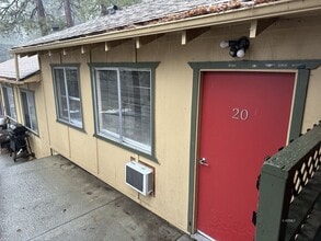 Building Photo - In Town 1 bedroom apartment with Patio