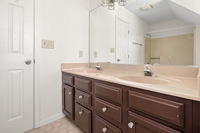 Building Photo - Spacious Cape Cod-Style Home in South Asheville