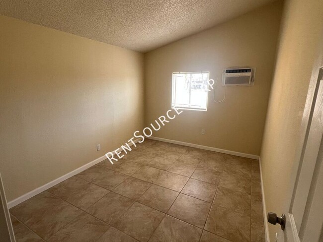 Building Photo - 2 Bedroom, 1 Bath Duplex For Rent in Calif...