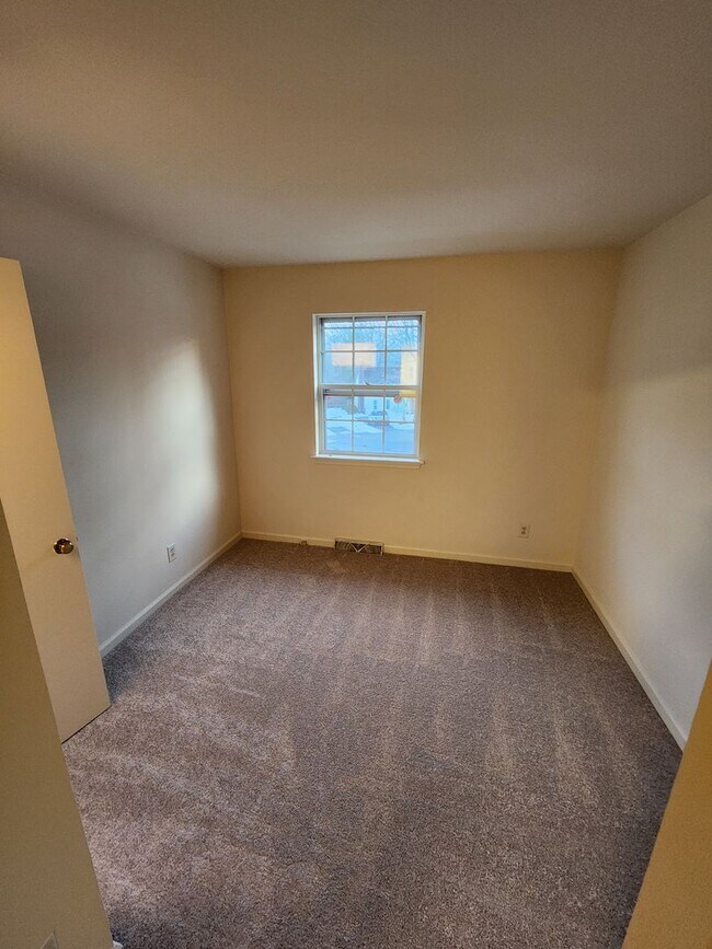 Building Photo - Spacious 3 Bedroom 1.5 Bath townhome with convenient location, private driveway and yard availabl...