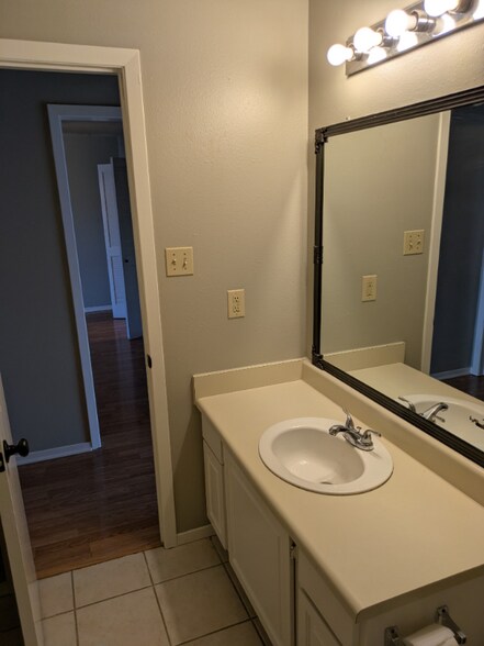 Building Photo - 4133 NE Stallings Dr