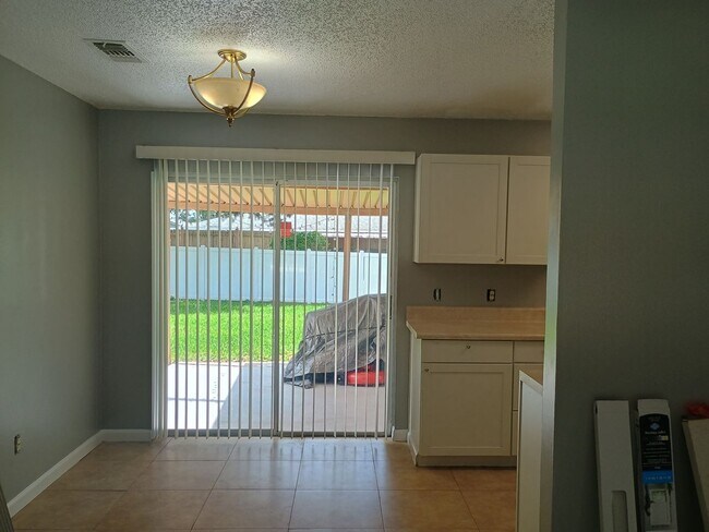 Building Photo - 4 bedroom 2 bathroom House- fenced in yard