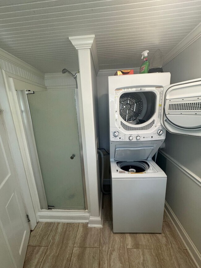 Building Photo - 6-Month Lease Option Available — Stylish First-Floor Condo by Daffin Park with All-Inclusive Util...