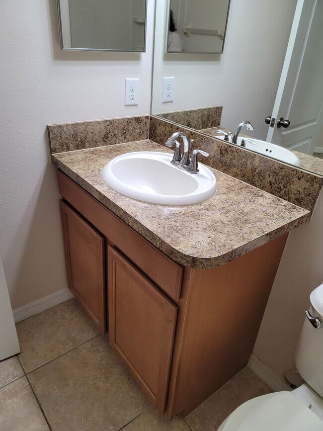 Building Photo - Home is in the Heart of New Tampa