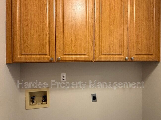 Building Photo - 1362 Pineridge Dr E