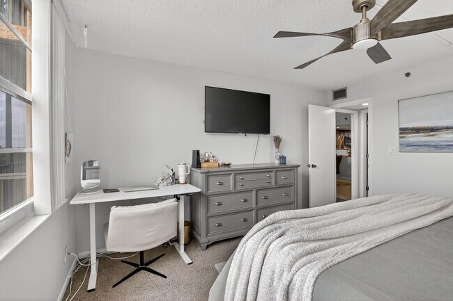 Building Photo - 3001 W Rolling Hills Cir