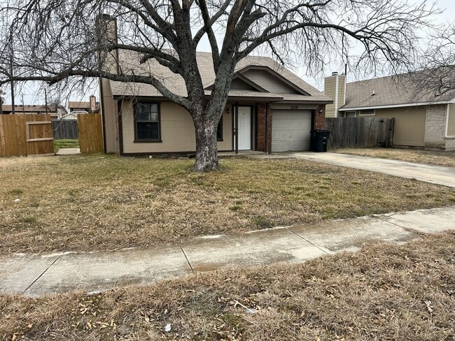 Building Photo - 2218 Hilltop Loop